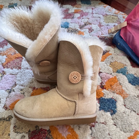 UGG Bailey Button - Picture 2 of 8